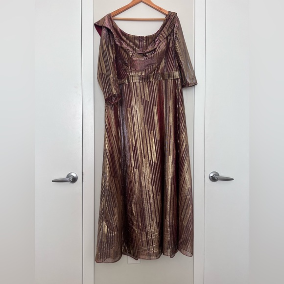 Plus Size off shoulder prom dress. SHEIN Curve - Picture 7 of 7